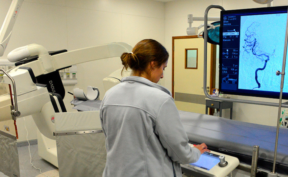 Funcionaria de la salud opera un equipo de salud en un hospital