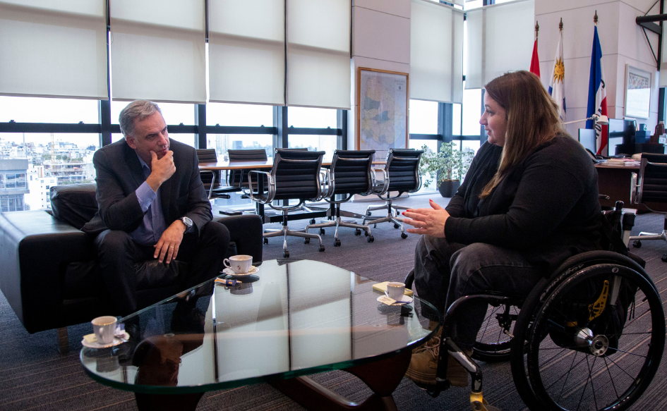 Presidente Yamandú Orsi, sentado, con la mano en el mentón, dialoga con Fiorella Buzeta, en su despacho