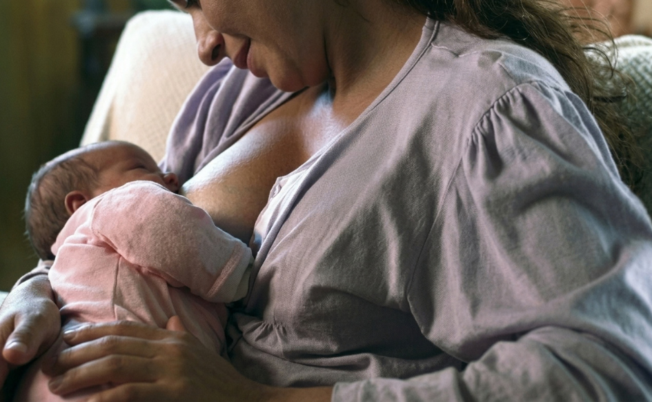 Asistente Virtual de Crianza respondió más de 4.700 consultas. Foto de archivo Madre sostiene a su bebé durante la lactancia