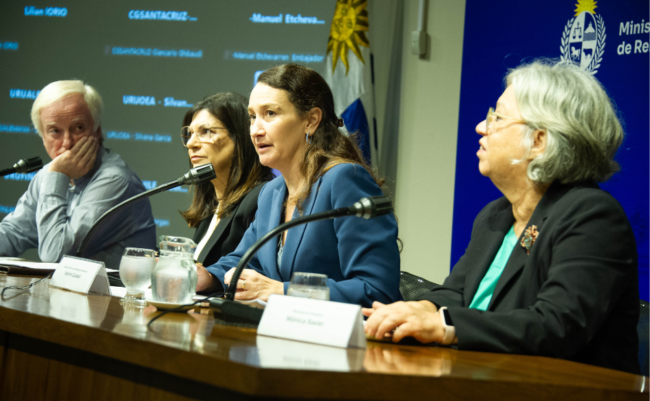 Subsecretaria de Relaciones Exteriores, Valeria Csukasi, presenta el plan de igualdad de género de la Cancillería. A su lado, la observan la directora de Inmujeres, Mónica Xavier, la senadora Blanca Rodríguez, y el director del INE, Marcelo Bisogno