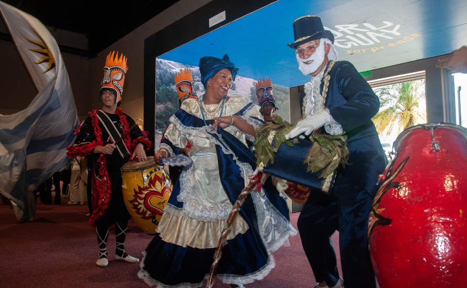 Gramillero y mama vieja desfilan durante la inauguración de la Expo Turismo Uruguay 2026