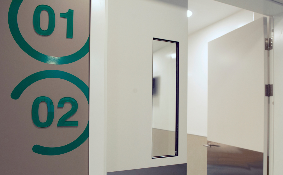 Puerta de la sala de internación en salud mental del Hospital de Clínicas