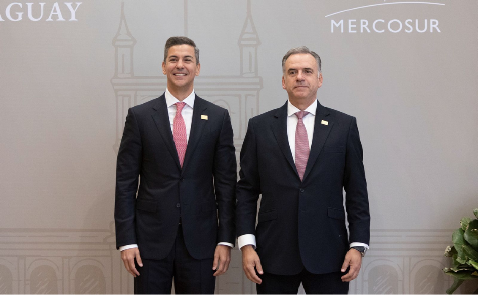 Presidente Yamandú Orsi, de pie, junto a su par de Paraguay, Santiago Peña