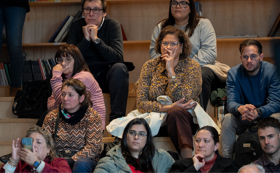 Congreso Nacional de Educación: Continúa instalación de Comisiones Organizadoras Departamentales Una decena de personas, sentadas, escuchan atentamente a las autoridades durante la instalación de la CODE de Canelones