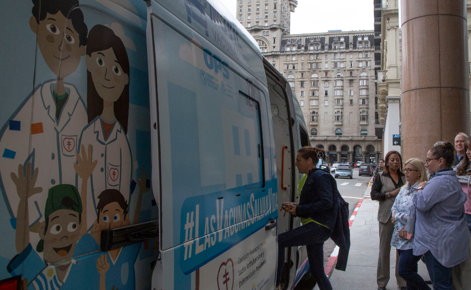 Persona ingresa a vacunatorio móvil, frente a Torre Ejecutiva. Detrás de él, una larga fila