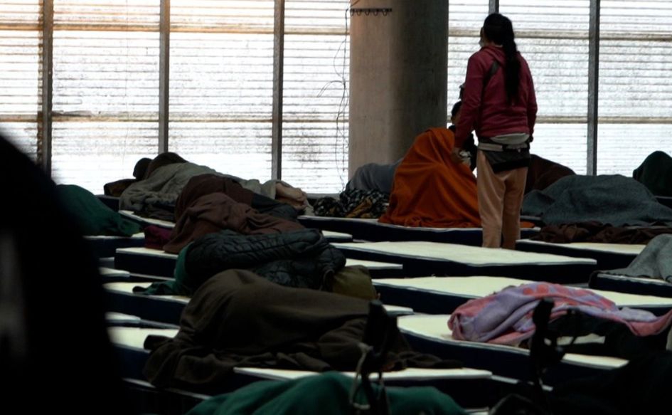 Alerta roja por frío intenso: Asistencia durante el martes 14 de julio alcanzó a 3.859 personas Una persona, de pie, entre camas dispuestas en fila en un centro de evacuación de Sinae