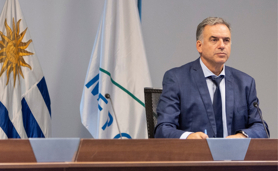 Presidente Yamandú Orsi sentado. Detrás, el pabellón nacional y la bandera del Mercosur