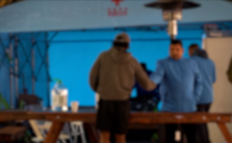 Desarrollo Social puso en marcha un nuevo formato de atención para personas en situación de calle Funcionario le sirve un vaso de café a una persona en un centro de evacuación
