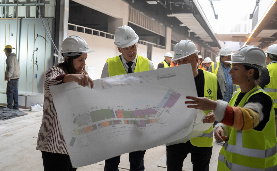 Presidente Orsi visitó obras de centro comercial que generará unos 2.000 empleos directos e indirectos Presidente Yamandú Orsi, con chaleco y casco, observa un plano junto con el desarrollador del Aventura Shopping, Edgardo Novick, y otras dos personas.