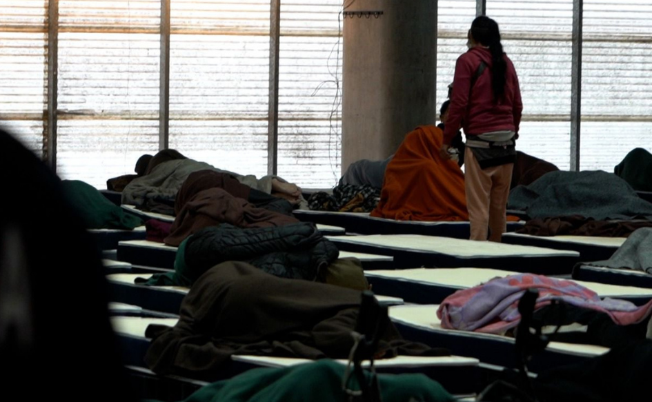 Alerta roja por frío extremo: 3.796 personas recibieron asistencia el sábado 29 de agosto Persona en situación de calle, de pie, entre las camas dispuestas en fila en un centro de evacuación del Sinae, durante la alerta roja por bajas temperaturas