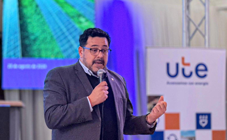 Secretario de Presidencia, Alejandro Sánchez, habla en la presentación del Parque Solar Fotovoltaico Fray Bentos. Detrás, un banner con el logo de UTE