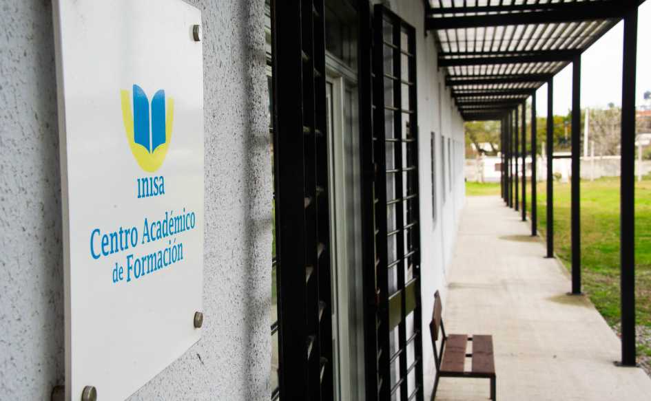 Inisa implementará software para monitorear trayectorias educativas de cada adolescente a su cargo Fachada del Centro Académico de Formación del Inisa
