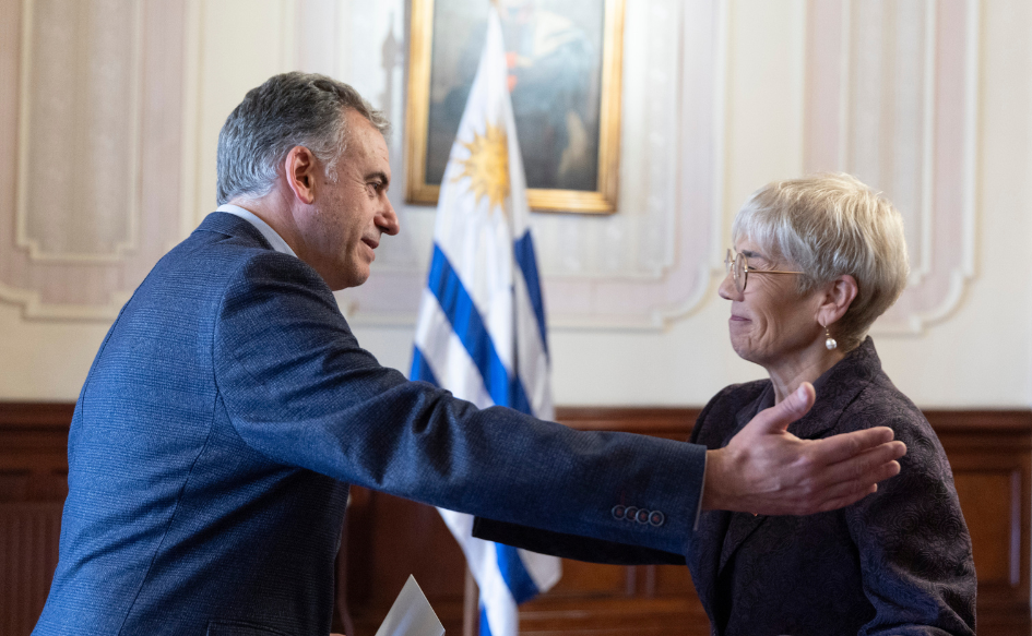 Presidente Orsi recibió cartas credenciales de embajadores de Chile, Palestina y Portugal Presidente Yamandú Orsi saluda a embajadora de Chile, Luz Ebensperger Orrego, extendiendo su mano derecha hacia el hombro izquierdo de la funcionaria diplomática. Detrás de ellos, el pabellón nacional