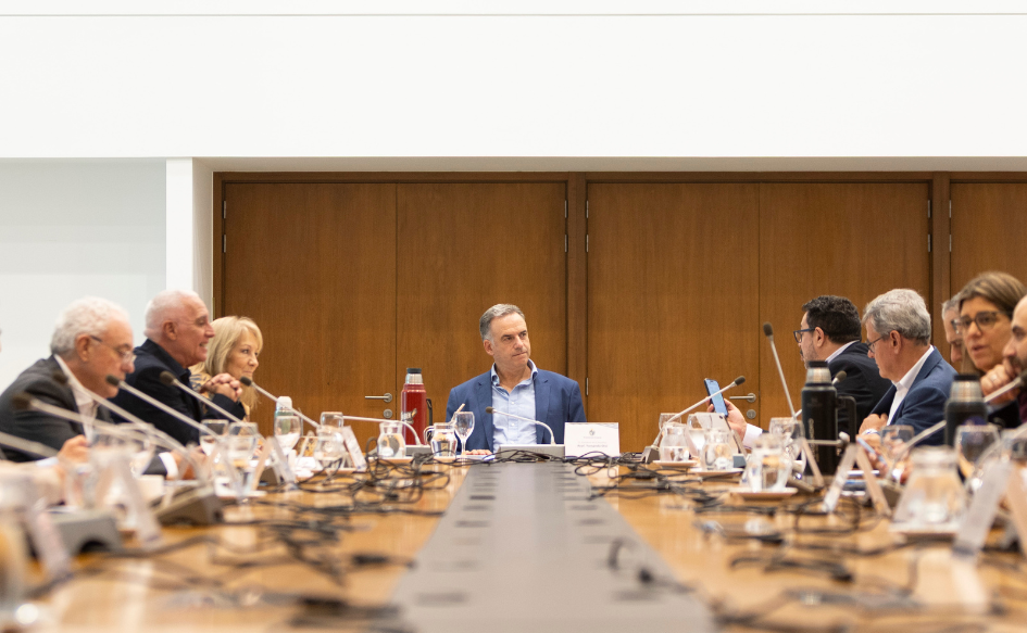 Presidente Orsi, sentado a la cabecera de una mesa. A su alrededor, el resto del gabinete