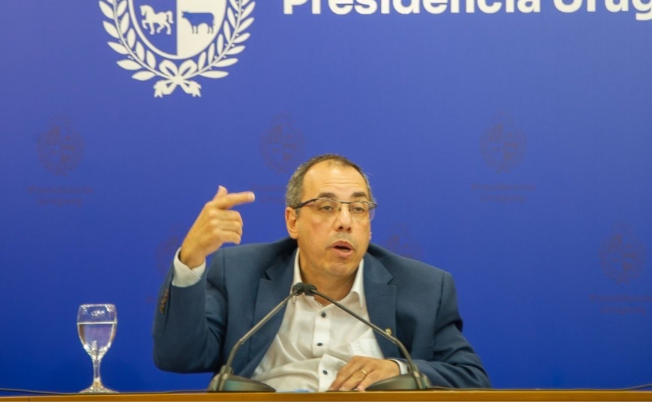 Ministro de Turismo, Pablo Menoni, habla en la sala de prensa de Torre Ejecutiva