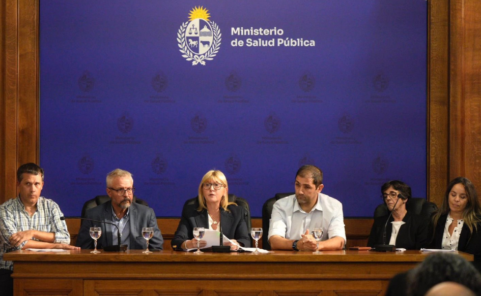 Ministra de Salud Pública, Cristina Lustemberg, habla en oratoria. A su lado, autoridades del MSP. 