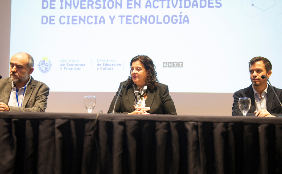 Contadora general de la Nación, Adriana Arosteguiberry habla en el salón de actos de Torre Ejecutiva. A su lado, el secretario nacional de Ciencia y Valorización del Conocimiento, David González, y el presidente de la ANII, Álvaro Brunini