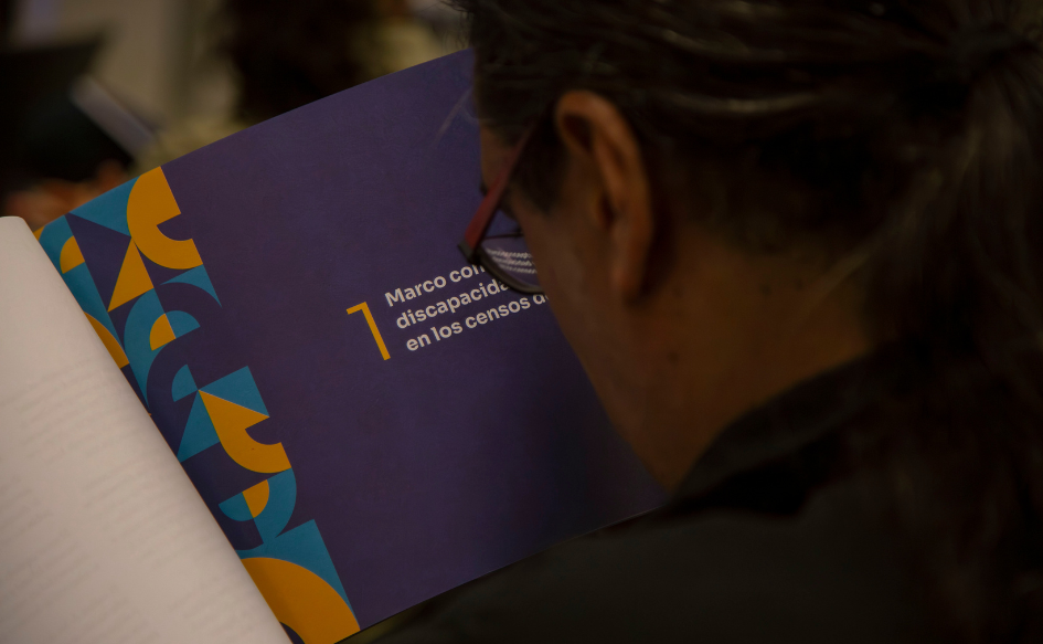 Persona lee una publicación del Instituto Nacional de Discapacidad