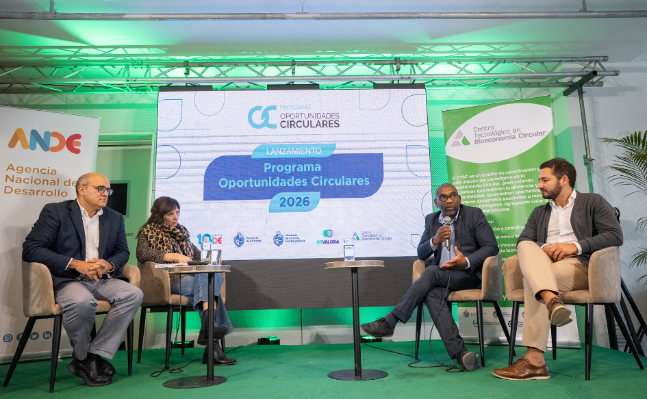 Oportunidades Circulares 2026: ANDE abrirá en julio inscripciones para empresas y emprendimientos sostenibles Ministro de Ambiente, sentado en una silla´con las piernas cruzadas, habla sosteniendo un micrófono. A su lado, también sentado de piernas cruzadas, lo observa el titular de ANDE, Juan Dorrego. Detrás, una pantalla con la leyenda "Lanzamiento Programa Oportunidades Circulares 2026"
