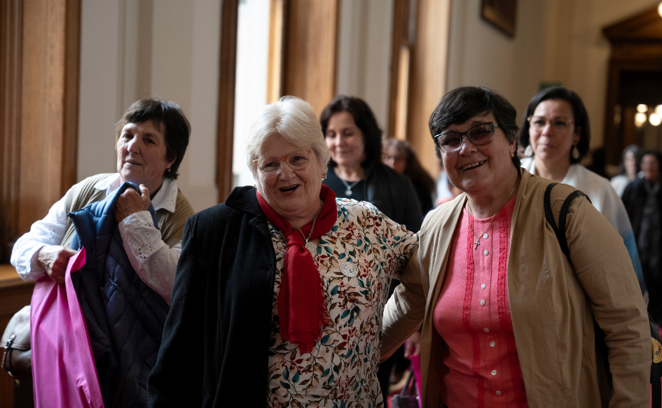 Mujeres rurales priorizarán ocho ejes de trabajo en los próximos diez años Dos mujeres rurales, de unos 70 años, caminan sonrientes por el Salón de los Pasos Perdidos del Palacio Legislativo, durante la presentación de la Agenda de las Mujeres Rurales +10