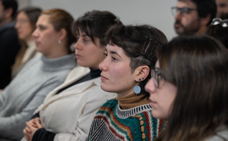 Cuatro mujeres participantes de Uruguay Impulsa observan la presentación del componente formativo del programa para 2026