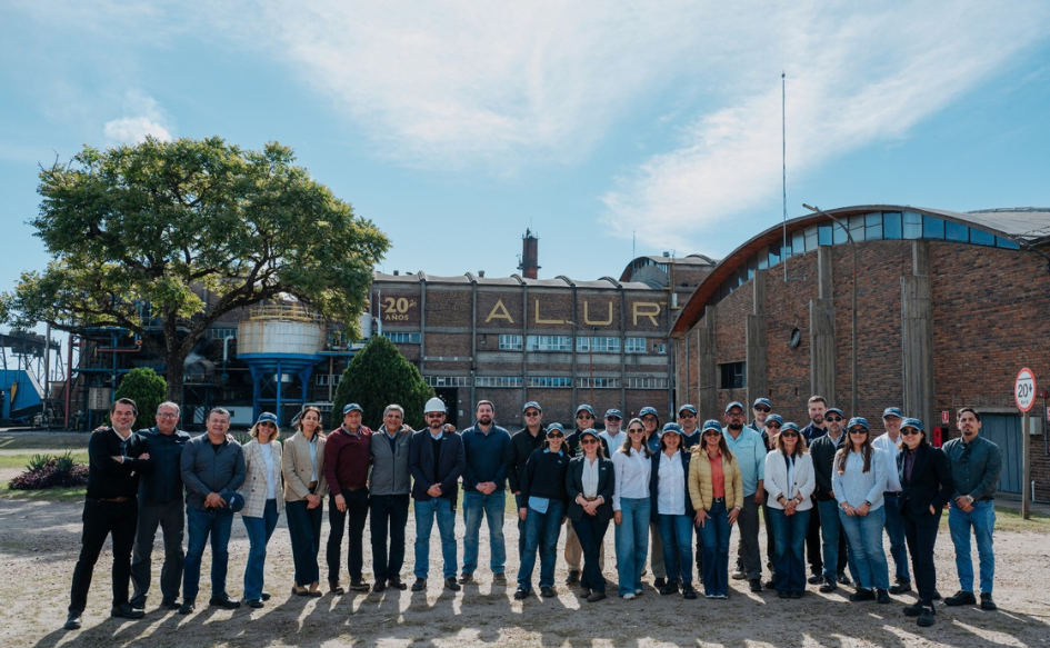 ALUR fue sede del encuentro regional de la Unión de Azucareros Latinoamericanos Foto de familia de los participantes del Comité de Sostenibilidad 2026 de la Unión de Azucareros Latinoamericanos. De fondo, el edificio del complejo agroindustrial de ALUR