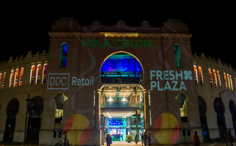 Presentan inversión privada en Colonia que generará más de 250 puestos de trabajo Fachada de la Plaza de Toros de Colonia del Sacramento, en la que se proyecta la leyenda "Fresh Plaza"