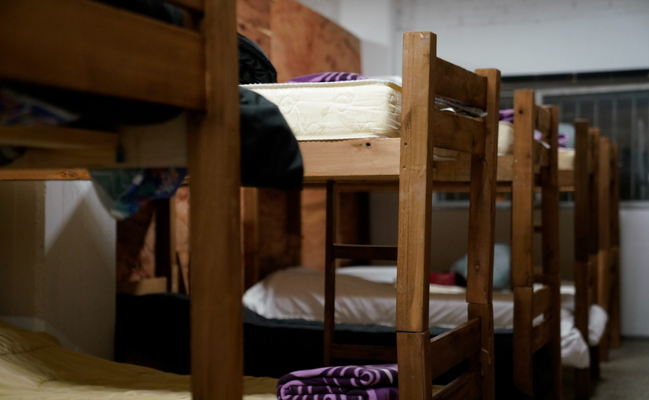 Tres camas cucheta en fila, en un refugio del Ministerio de Desarrollo Social