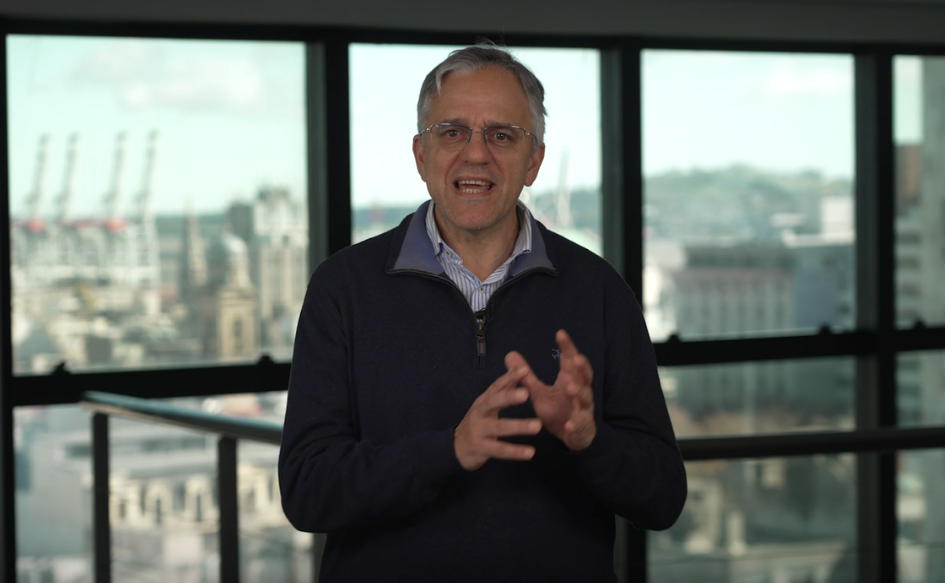 Rendición de Cuentas: "El Estado está poniendo recursos donde más se necesitan", valoró Arim Director de OPP, Rodrigo Arim, de pie, habla mirando hacia la cámara. Detrás, una ventana desde la que se puede ver el puerto de Montevideo