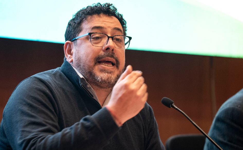Sánchez: “No podemos perder la oportunidad de decidir en qué lugar queremos poner al país en las próximas dos décadas” Secretario de Presidencia, Alejandro Sánchez, habla detrás de un micrófono, con su brazo extendido hacia adelante