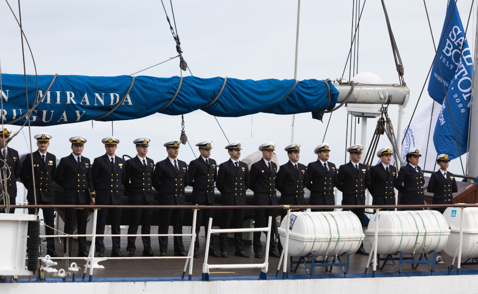 Guardiamarinas de pie, formados a bordo del buque Capitán Miranda, durante su arribo al puerto de Montevideo, tras culminar su 36° viaje de instrucción