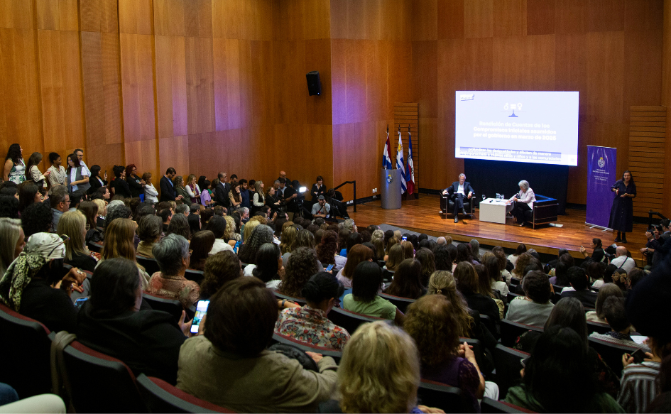 Público presencia presentación de la directora de Inmujeres, Mónica Xavier
