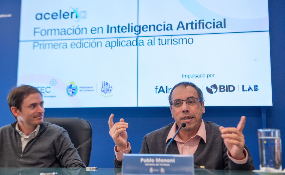 Ministro de Turismo, Pablo Menoni, brinda discurso, con sus dedos índices apuntando hacia arriba. 