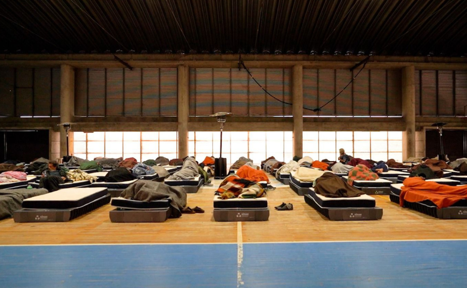 Alerta roja: Unas 3.367 personas recibieron asistencia el viernes 22 de mayo Varias camas dispuestas en fila en el centro de evacuación del polideportivo de la Escuela Nacional de Policía