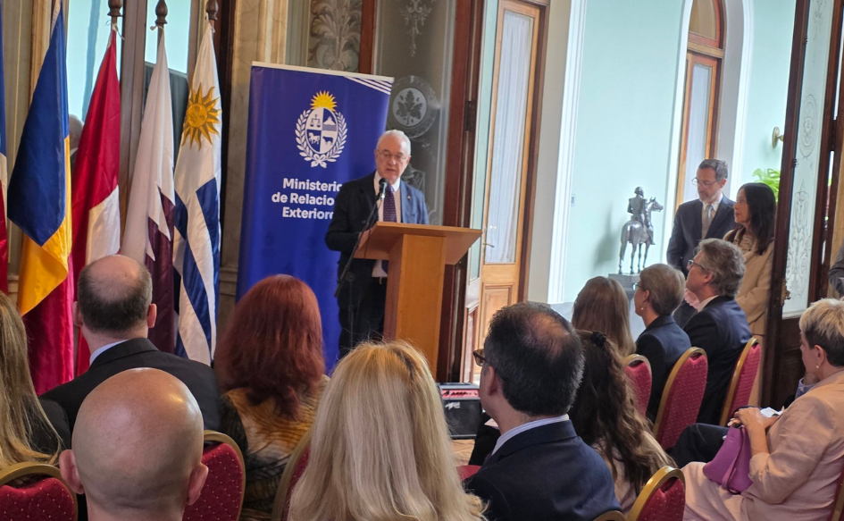 Canciller reafirmó compromiso con la Francofonía y presentó el programa de actividades 2026 Canciller Mario Lubetkin, habla frente al público en la sede del Ministerio de Relaciones Exteriores