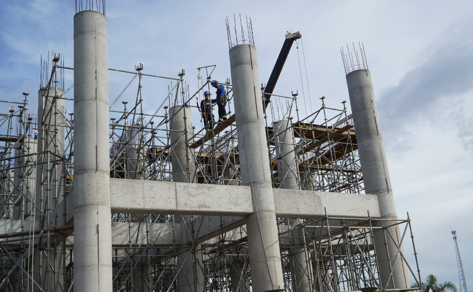Maldonado: OSE anuncia inversión de 60 millones de dólares en obras de saneamiento y agua potable Obreros trabajan en altura en una obra civil