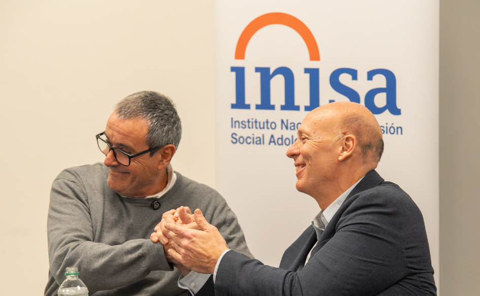 Inisa prevé refaccionar la totalidad de su infraestructura antes de finalizar el año Presidente de Inisa, Jaime Saavedra, y el presidente de la CND, Mario Piacenza, se toman las manos y sonríen. Detrás, un banner con el logo de Inisa