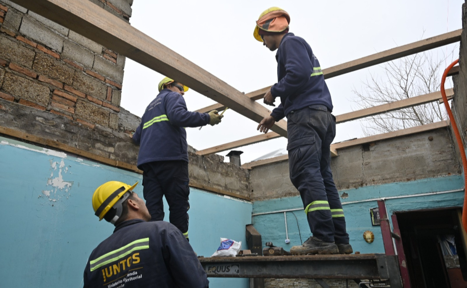 Salto: MVOT comenzó intervenciones en viviendas con daños severos tras temporal Tres funcionarios del MVOT, con camperas del plan Juntos, reparan el techo de una casa afectada por el temporal del 18 de julio, ocurrido en Salto