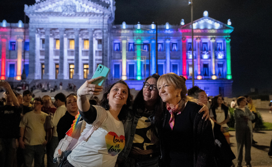 Uruguay reafirma su compromiso con los derechos humanos y la inclusión Presidenta en ejercicio, Carolina Cosse, se toma una selfie con dos mujeres en la Marcha de la Diversidad