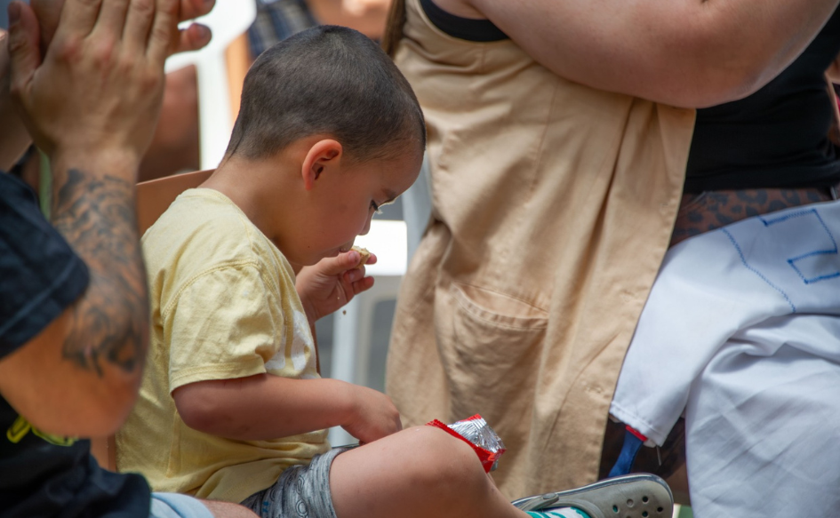 Fondo Nacional de Recursos financia bomba de parche de insulina para pacientes diabéticos de entre 2 y 21 años Niño de unos dos años sentado, mirando hacia abajo