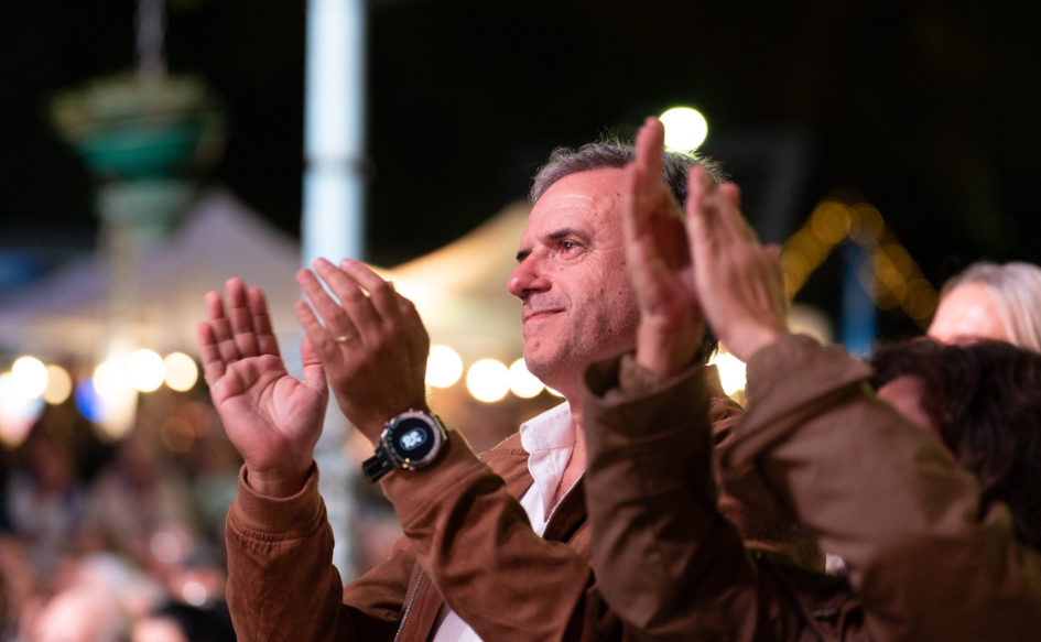 Presidente Yamandú Orsi, aplaude, entre el público, en el concierto homenaje a Alfredo Zitarrosa