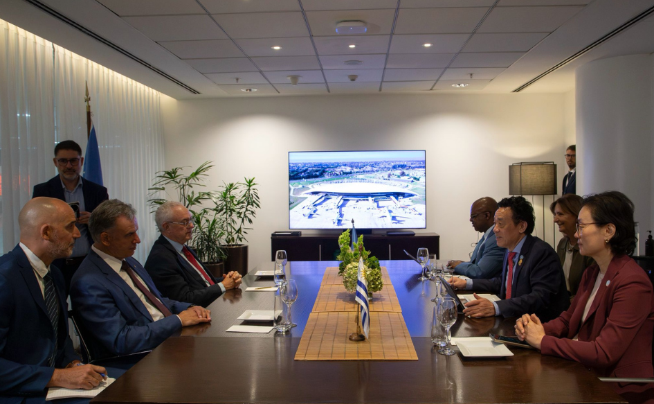 Presidente Yamandú Orsi, junto al canciller Mario Lubetkin, sentado frente a director general de FAO, QU Dongyu y delegación técnica del organismo