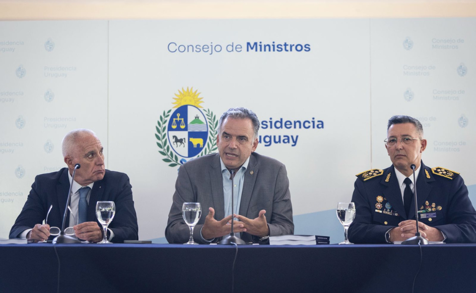 Presidente Orsi: “La seguridad es un derecho de todos” Presidente Yamandú Orsi presenta el Plan Nacional de Seguridad Pública. A su lado, el ministro del Interior, Carlos Negro, y el director de la Policía Nacional, José Azambuja