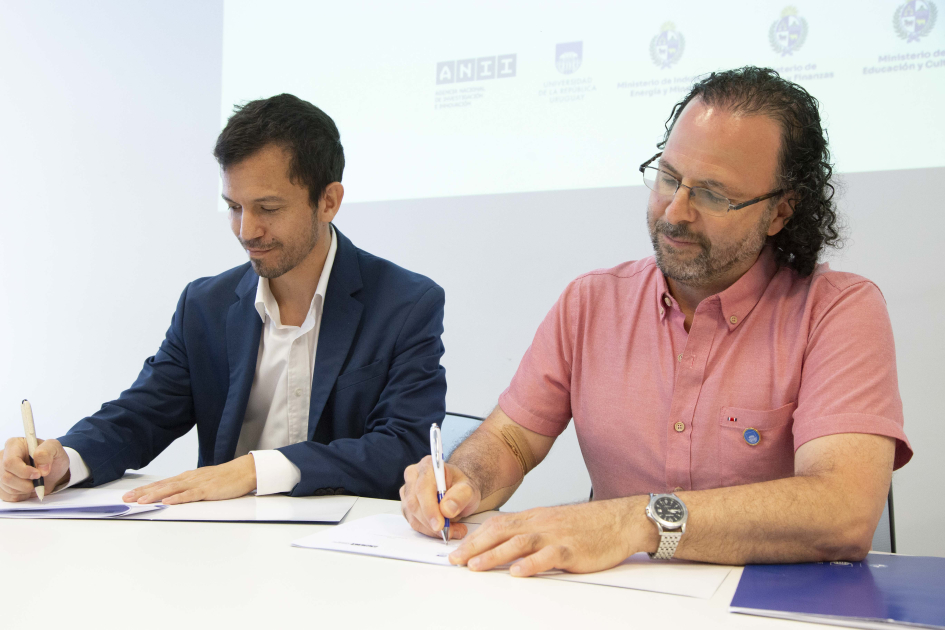 ANII y Udelar impulsarán laboratorio de innovación abierta Uruguay GreenTech Presidente de ANII, Álvaro Brunini, y rector de la Udelar, Héctor Cancela, firman documentos
