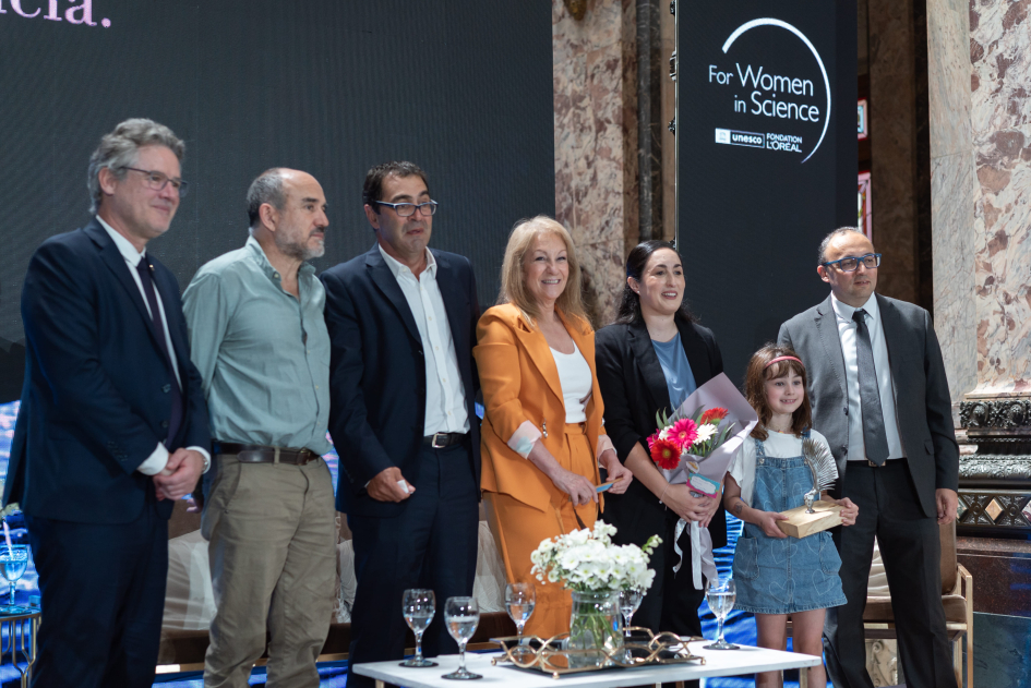 Autoridades y galardonada durante el premio “Por las Mujeres en la Ciencia”