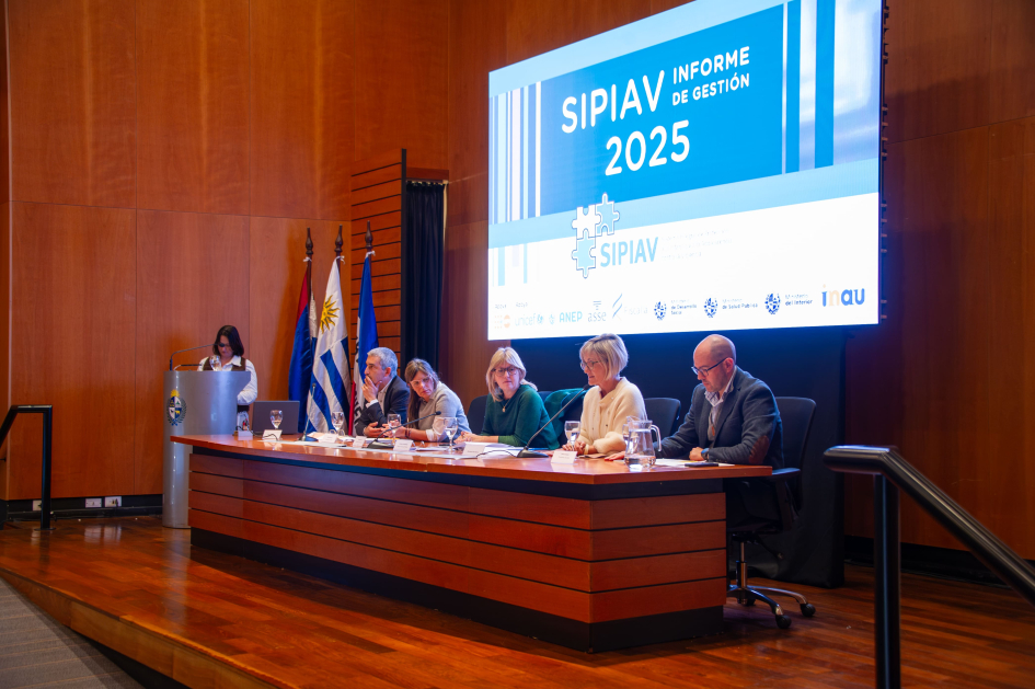 Autoridades durante presentación del informe de Sipiav 2026