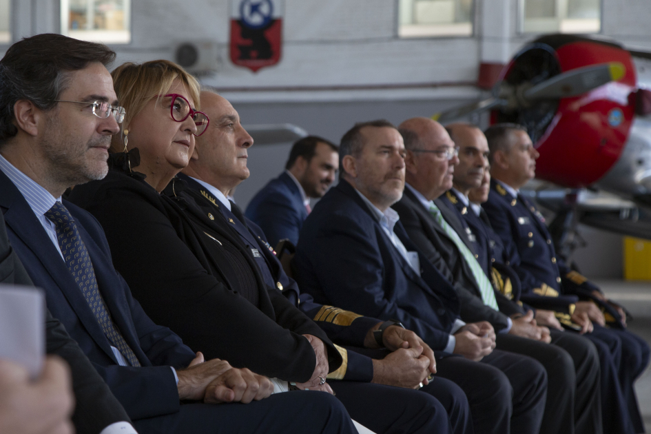 Ministra de Defensa Nacional, Sandra Lazo, sentada en primera fila, observa una presentación en la base aérea n°1. A su lado, autoridades de la Fuerza Aérea Uruguaya