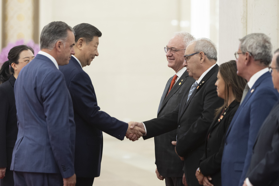 Ministro Alfredo Fratti saluda a Xi Jinping durante audiencia en Beijing