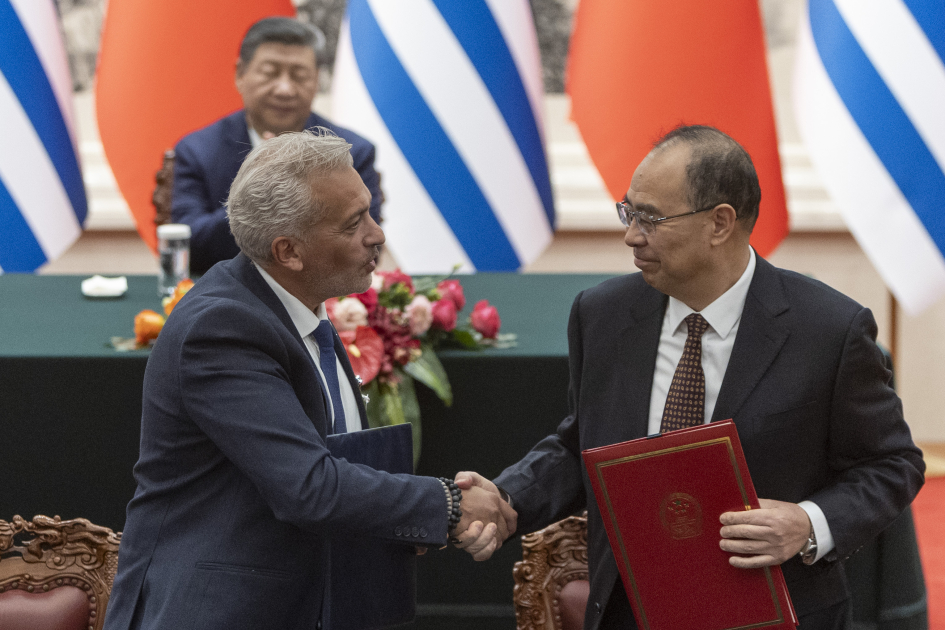 Leandro Palomeque con autoridad china