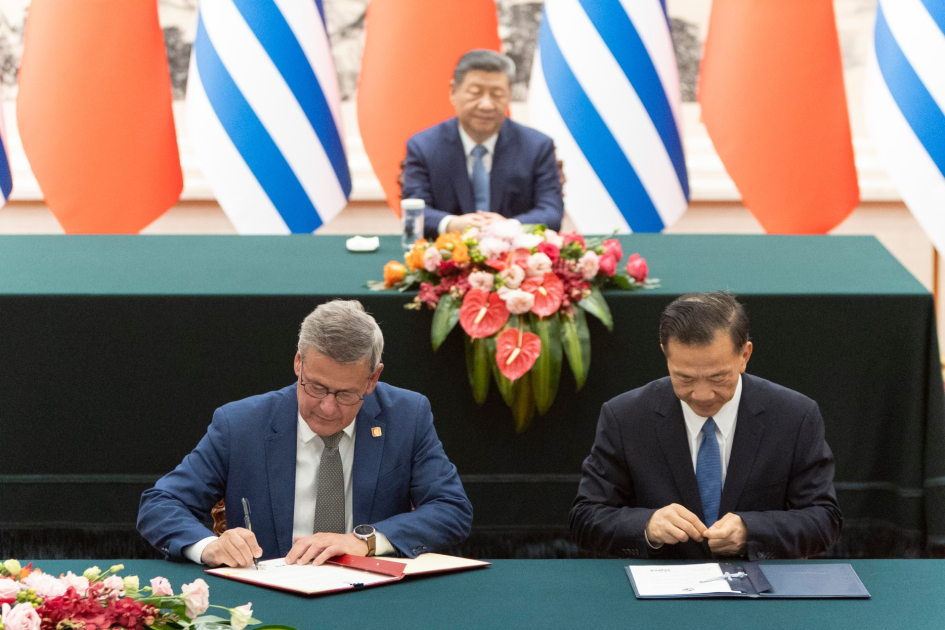 Jorge Díaz firma convenio con gobierno chino